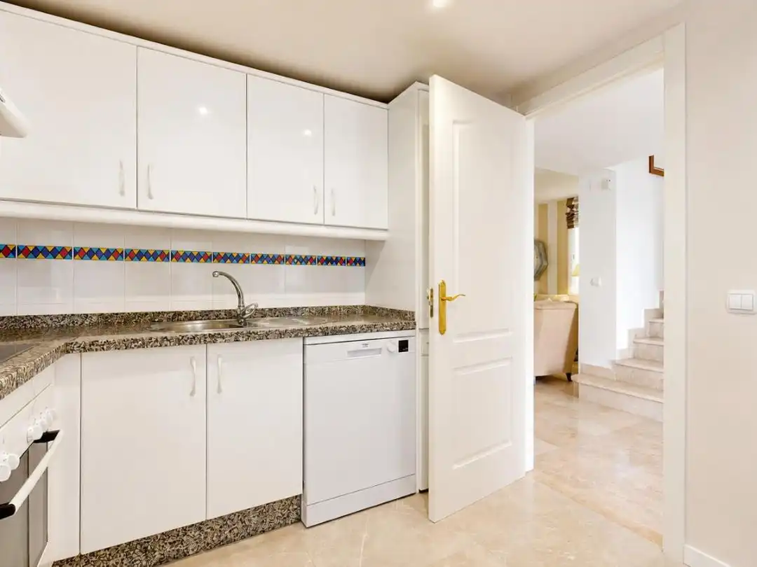 Cuina de Casa o xalet en venda en Marbella amb Aire condicionat, Calefacció i Jardí privat