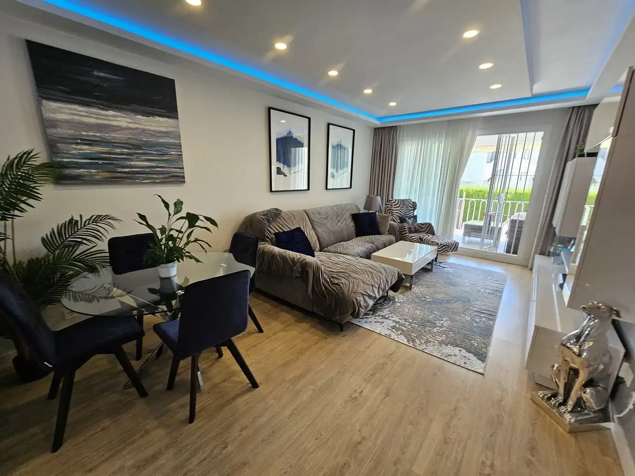 Sala d'estar de Apartament en venda en Estepona amb Aire condicionat, Terrassa i Piscina