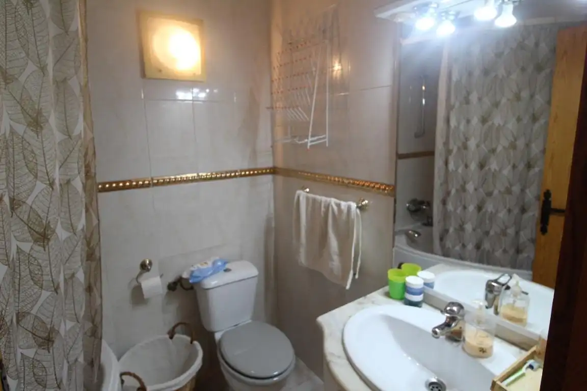 Bany de Casa adosada en venda en Torrevieja amb Jardí privat, Terrassa i Moblat