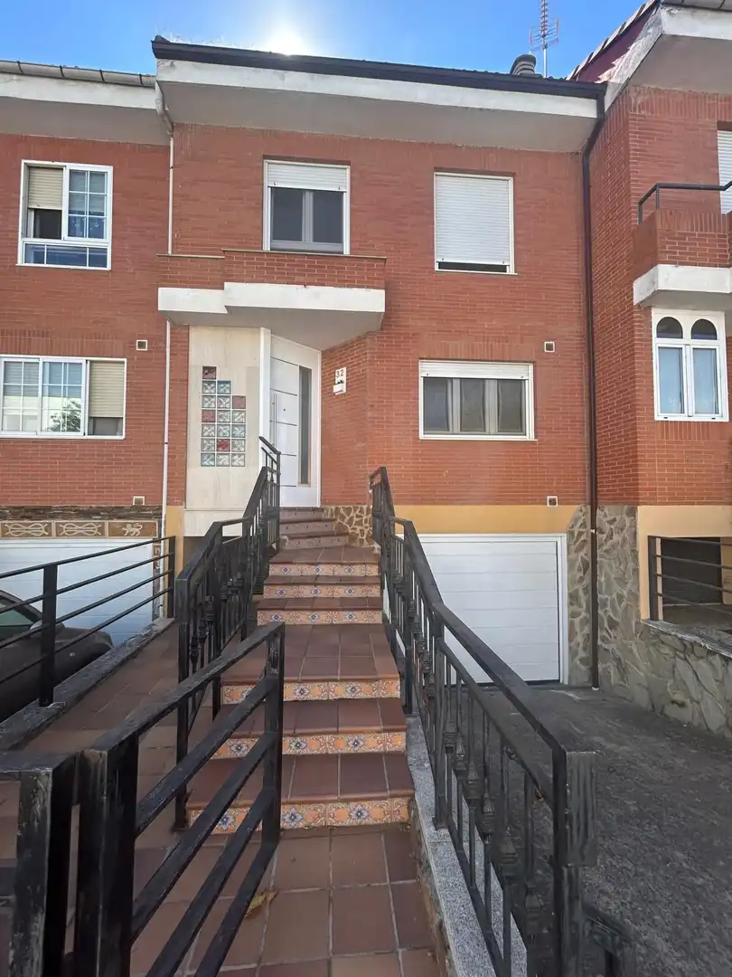 Vista exterior de Casa adosada en venda en San Andrés del Rabanedo amb Calefacció i Terrassa
