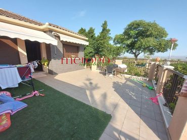Chalet con piscina en venta en Los Arenales del Sol