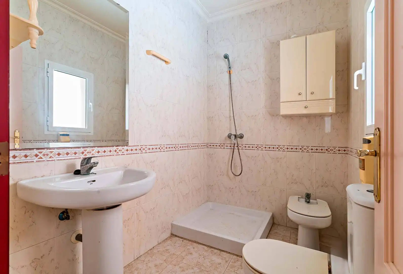 Badezimmer von Erdgeschoss zum Verkauf in Roquetas de Mar mit Terrasse