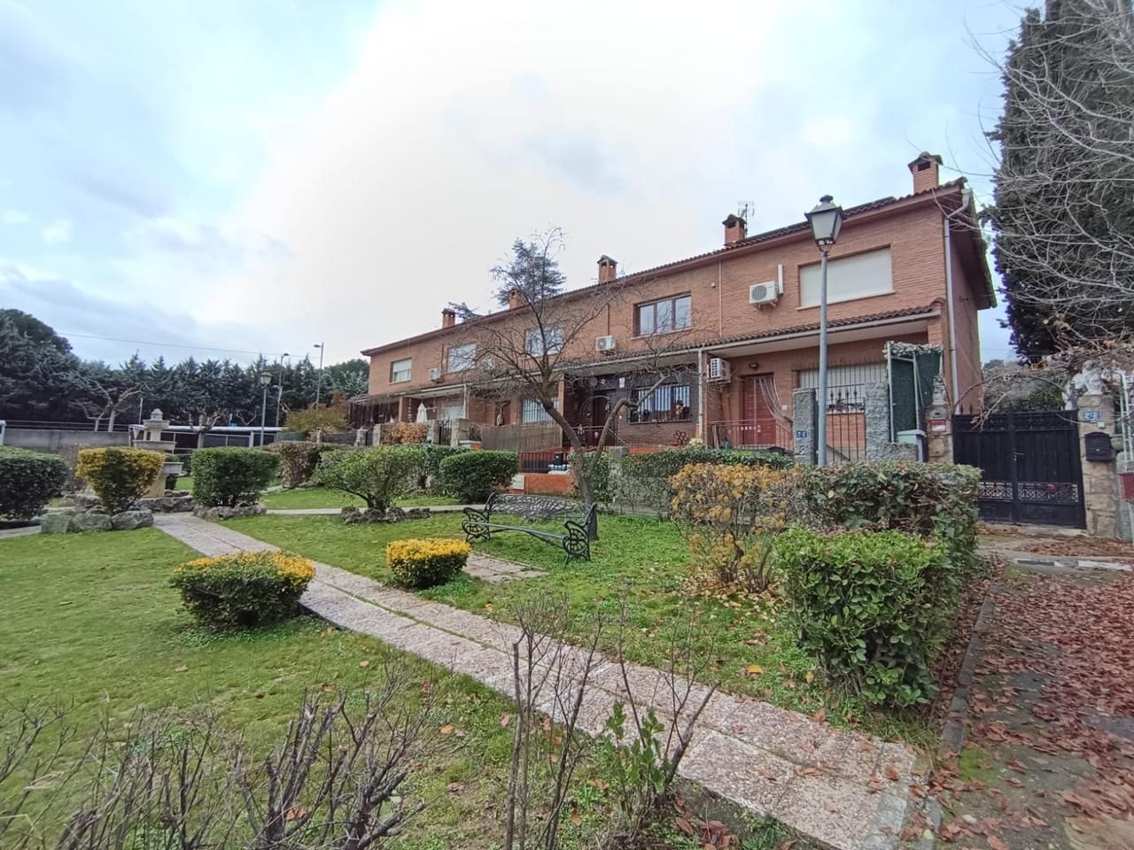 Exterior view of Single-family semi-detached for sale in Pelayos de la Presa  with Heating, Private garden and Terrace