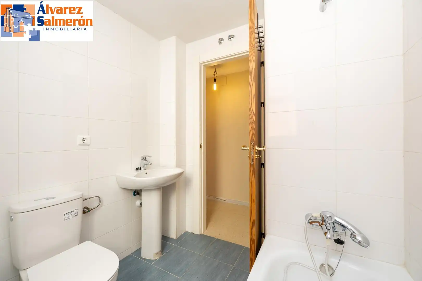 Bathroom of Flat for sale in Granada