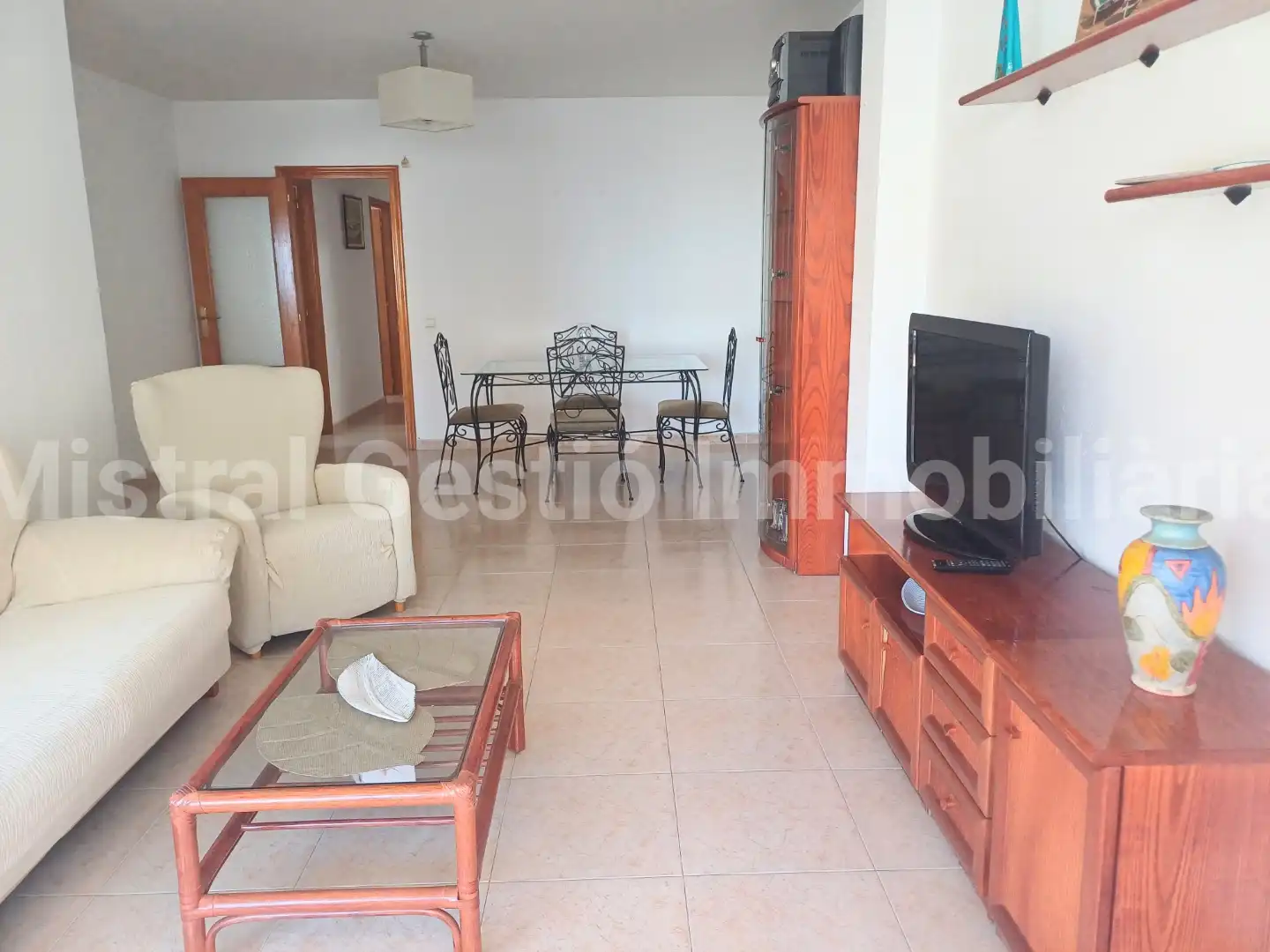 Sala d'estar de Pis de lloguer en Calafell amb Aire condicionat, Terrassa i Moblat