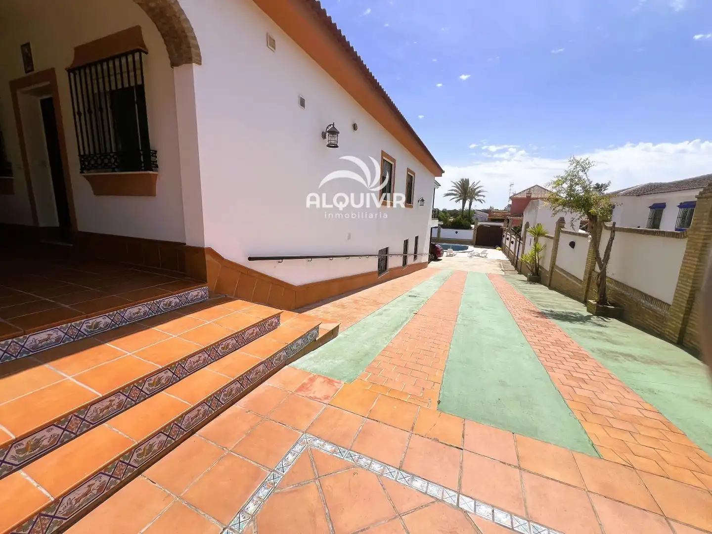 Vista exterior de Casa adosada en venda en Almonte amb Jardí privat, Terrassa i Piscina