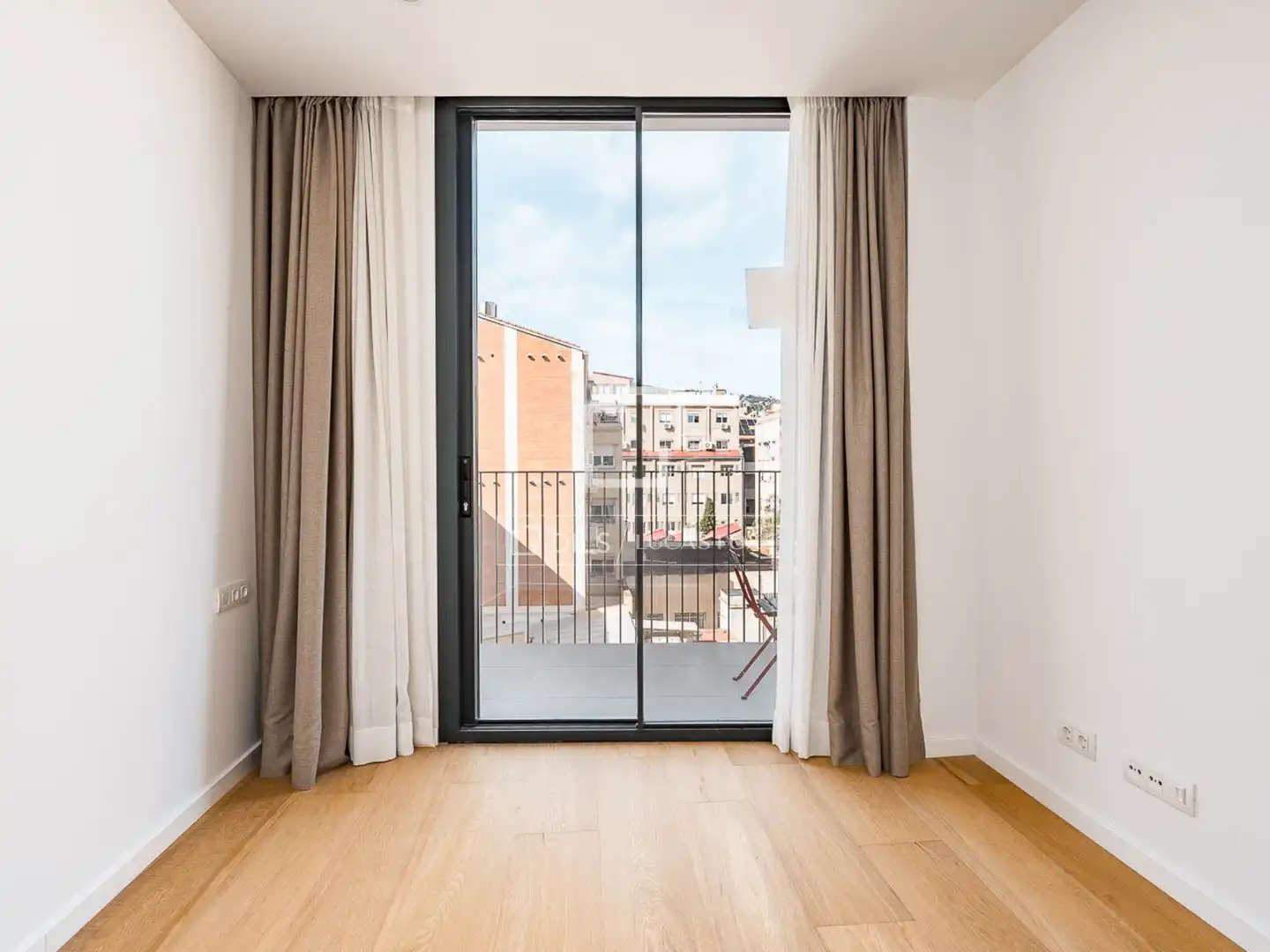 Schlafzimmer von Dachboden zum Verkauf in Barcelona mit Klimaanlage, Heizung und Schwimmbad