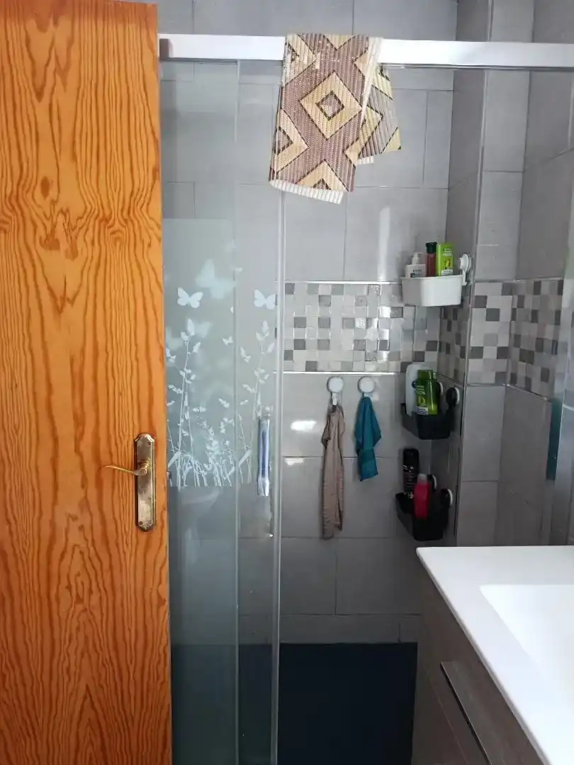 Baño de Casa adosada en venta en Castellar de la Frontera con Aire acondicionado, Trastero y Horno