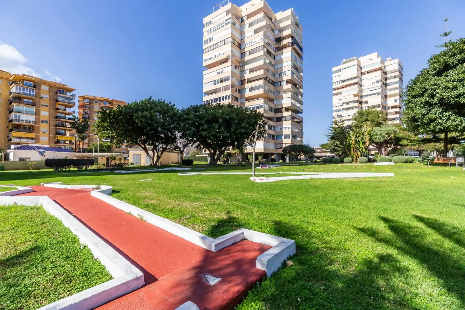 Vista exterior de Piso en venta en Torremolinos con Aire acondicionado, Jardín privado y Terraza