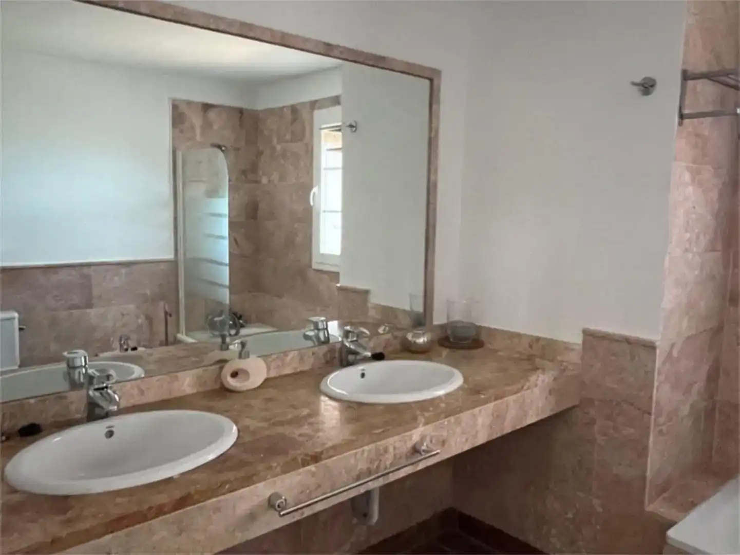 Bathroom of Flat for rent in Sotogrande  with Air Conditioner, Private garden and Storage room