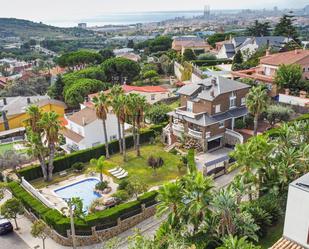 Vista exterior de Casa o xalet en venda en Badalona amb Aire condicionat, Calefacció i Jardí privat