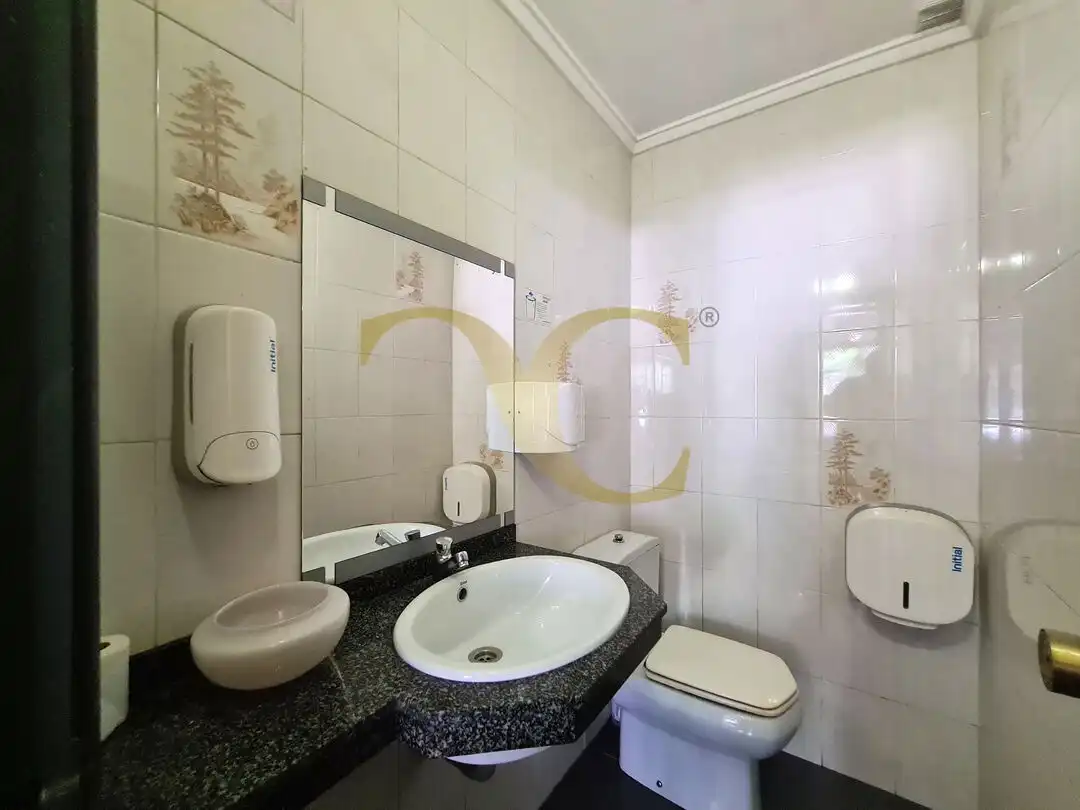 Badezimmer von Geschaftsraum zur Miete in Avilés mit Möbliert
