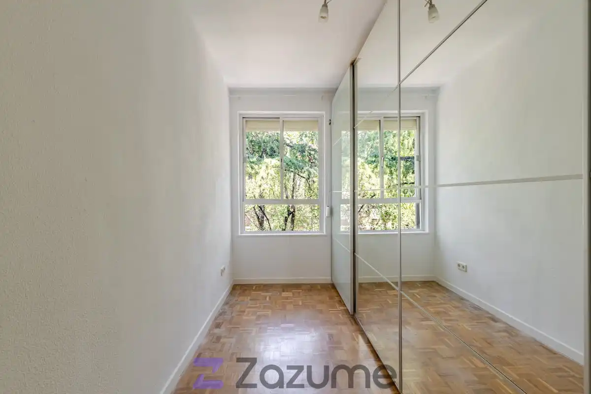 Schlafzimmer von Dachboden zur Miete in Madrid mit Klimaanlage, Heizung und Parkett