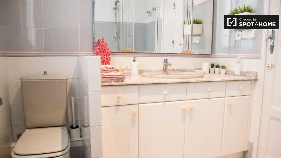 Baño de Piso de alquiler en Valencia con Aire acondicionado, Calefacción y Amueblado