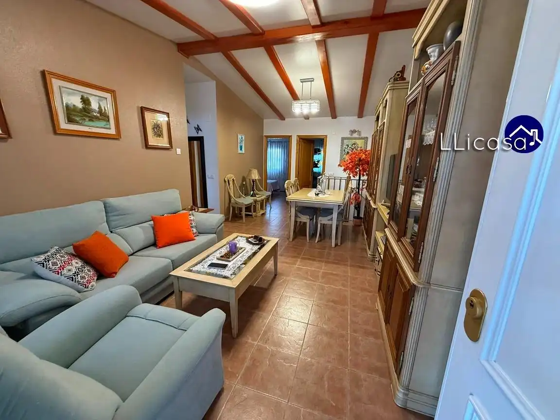 Sala de estar de Casa adosada en venta en La Pobla de Vallbona con Aire acondicionado, Jardín privado y Terraza