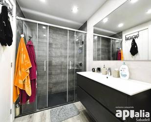 Bathroom of Flat for sale in Sabadell  with Air Conditioner, Heating and Parquet flooring