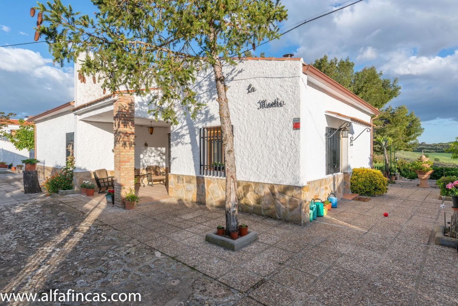 Vista exterior de Casa o xalet en venda en Villaescusa de Haro amb Jardí privat i Piscina