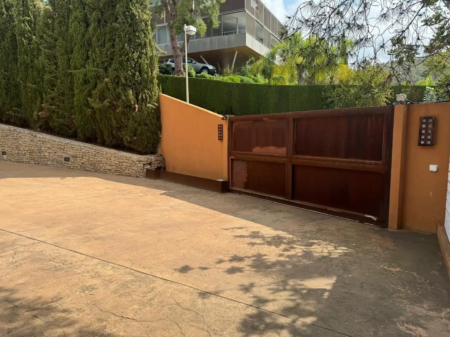 Vista exterior de Casa o xalet en venda en Borriol amb Aire condicionat, Jardí privat i Terrassa