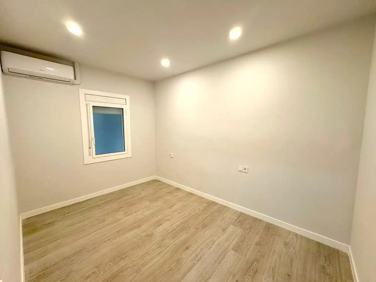 Flat for sale in Barcelona  with Air Conditioner, Heating and Parquet flooring