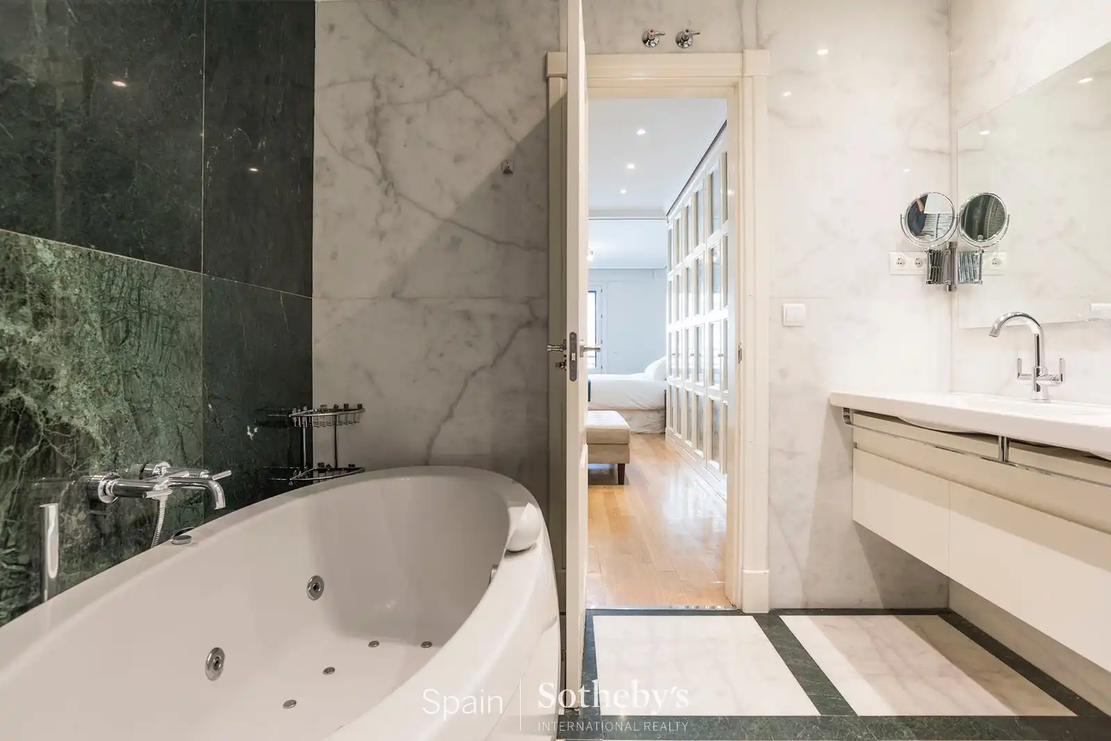 Bathroom of Apartments for rent in Madrid  with Air Conditioner, Heating and Storage room