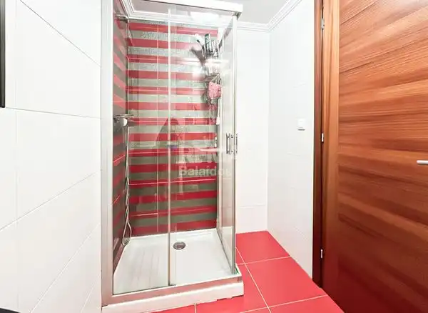 Baño de Piso en venta en Vigo  con Calefacción y Trastero
