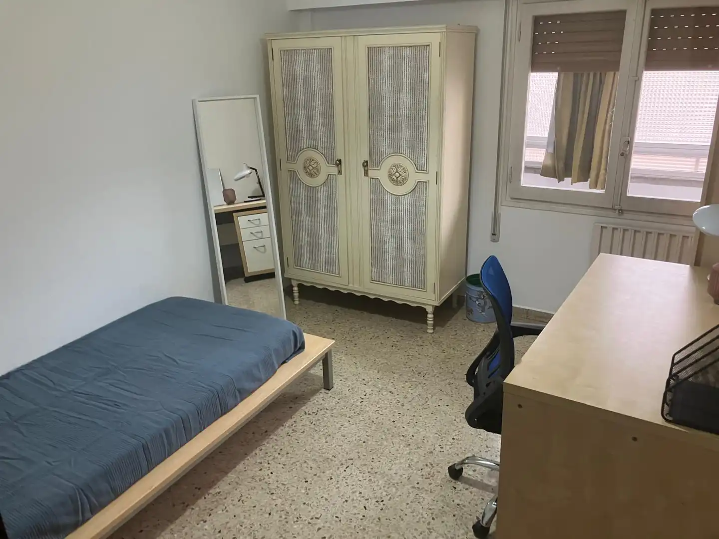 Dormitori de Pis de lloguer en Zaragoza amb Calefacció, Terrassa i Moblat