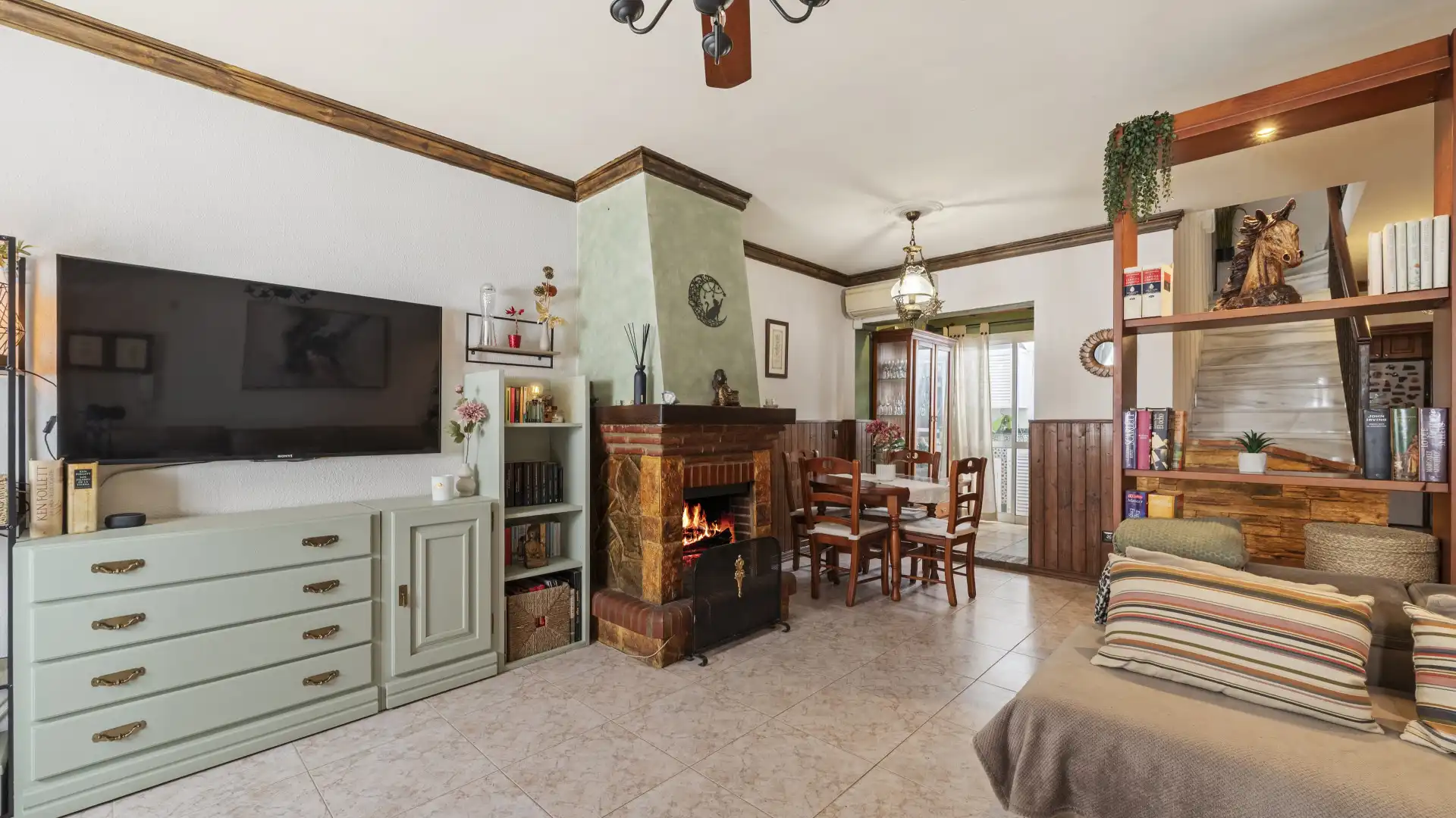 Sala d'estar de Casa adosada en venda en Mijas amb Aire condicionat, Traster i Moblat