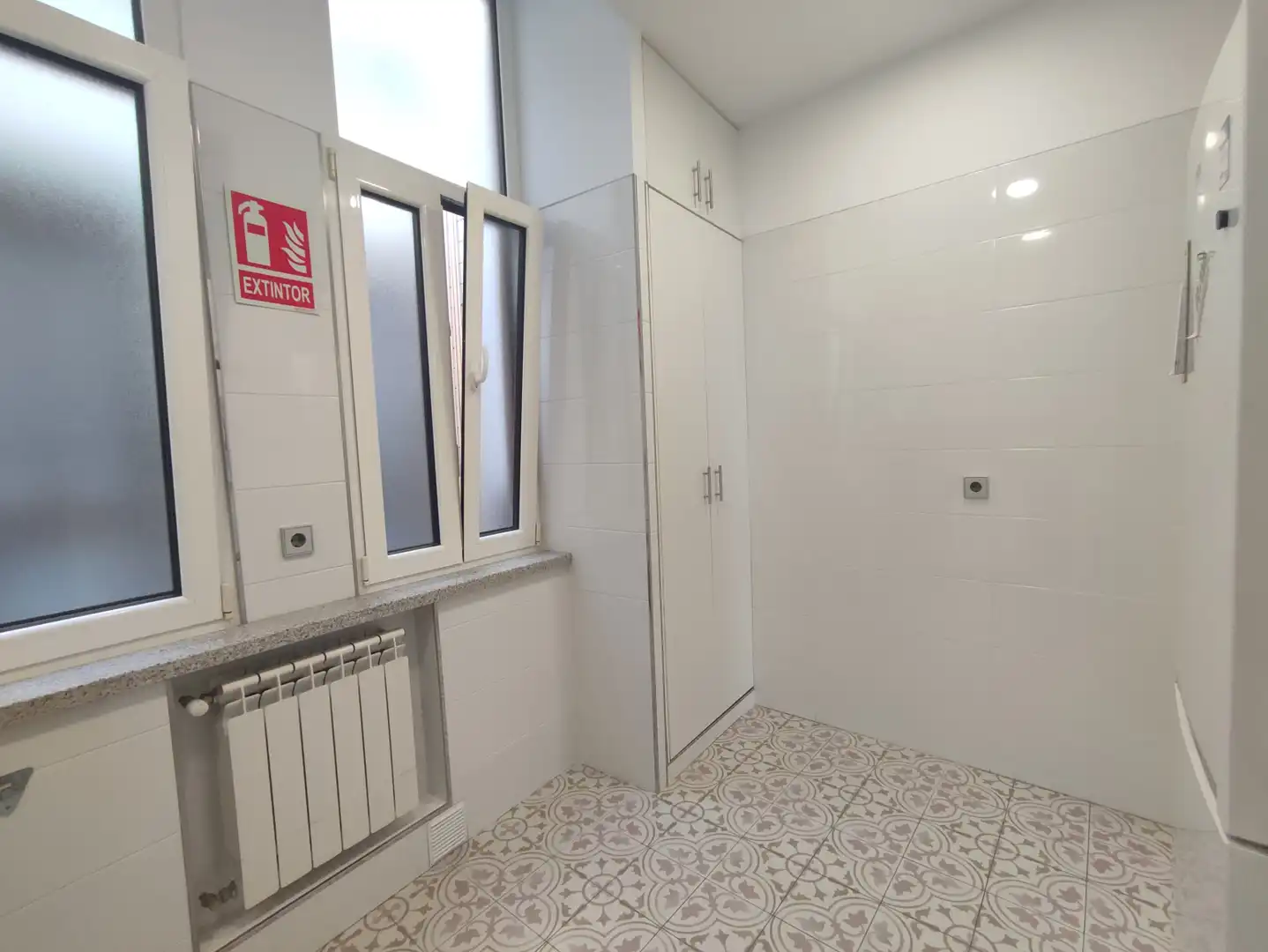 Bany de Oficina de lloguer en Gijón  amb Calefacció