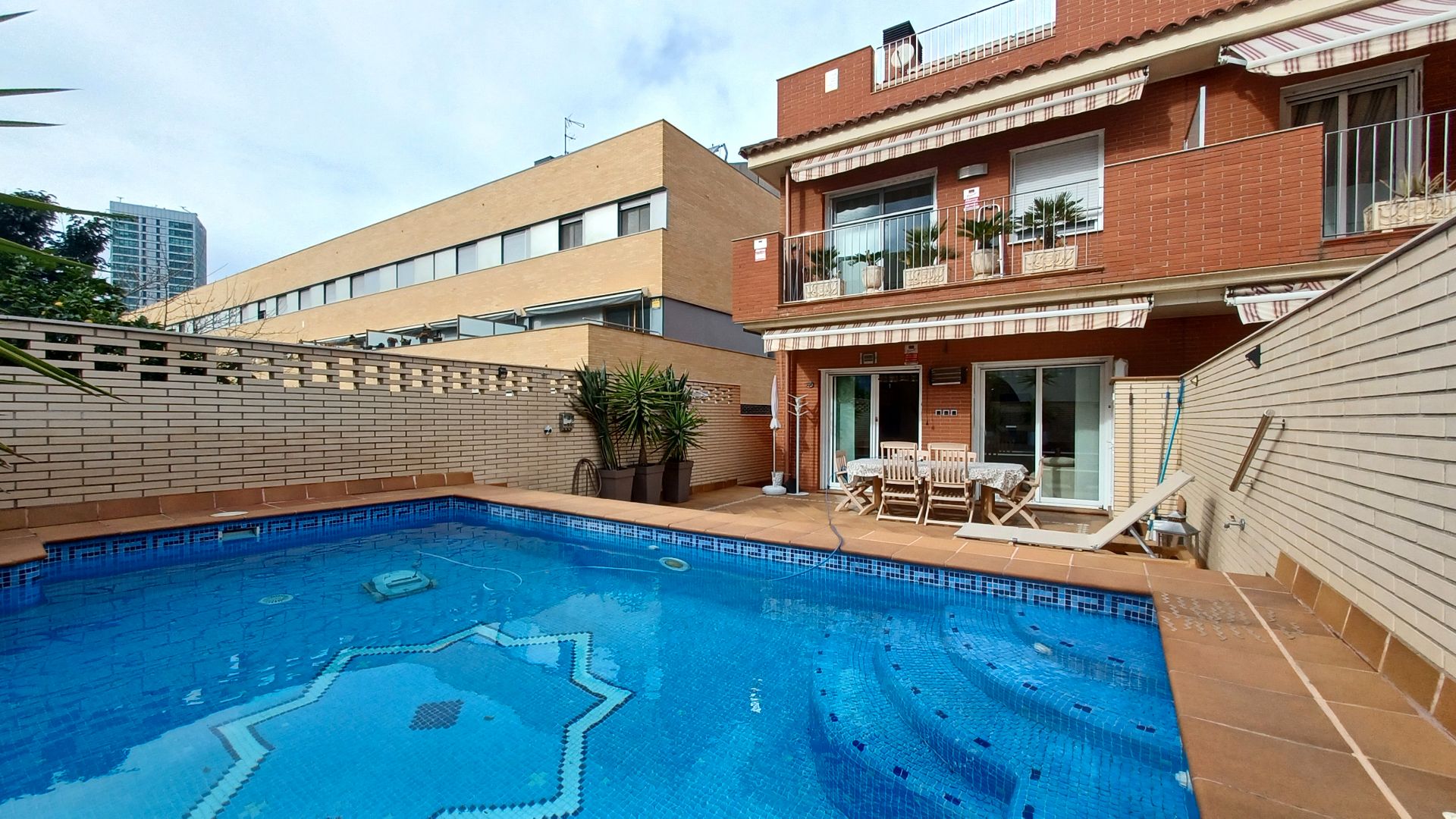 Piscina de Casa adosada en venda en L'Hospitalet de Llobregat amb Aire condicionat, Calefacció i Jardí privat