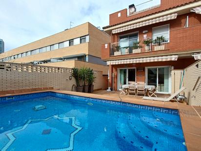 Schwimmbecken von Einfamilien-Reihenhaus zum verkauf in L'Hospitalet de Llobregat mit Klimaanlage, Terrasse und Schwimmbad