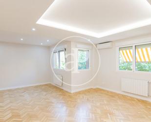 Sala d'estar de Pis de lloguer en  Madrid Capital amb Aire condicionat, Calefacció i Jardí privat