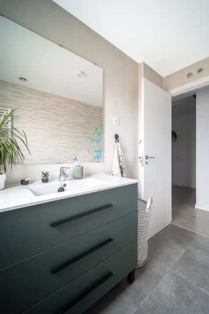 Baño de Casa adosada en venta en Mejorada del Campo con Alarma y Piscina comunitaria