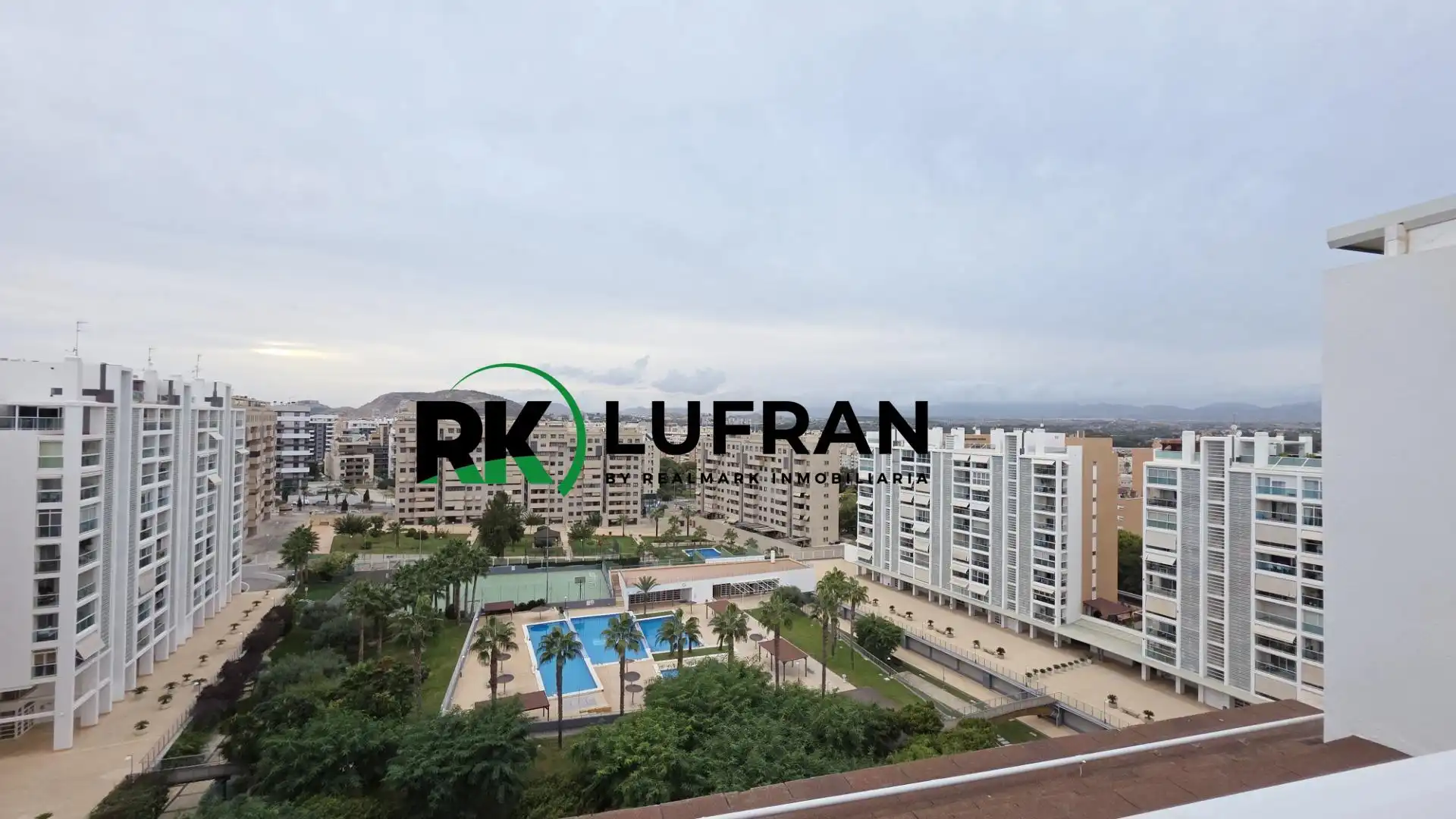 Vista exterior de Àtic en venda en Alicante / Alacant amb Aire condicionat, Calefacció i Jardí privat