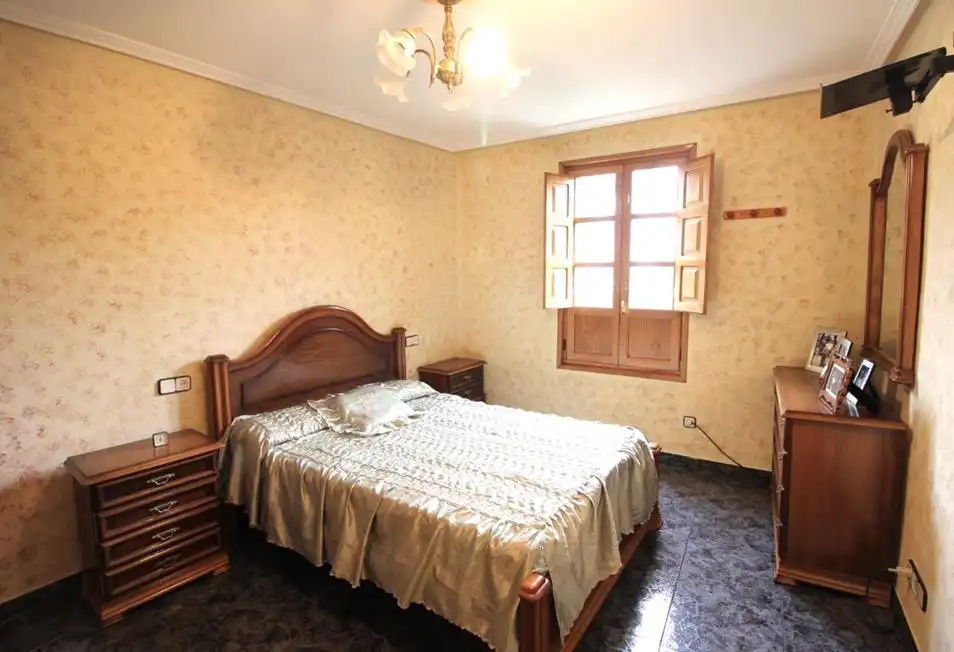 Dormitori de Casa o xalet en venda en Oviedo  amb Moblat