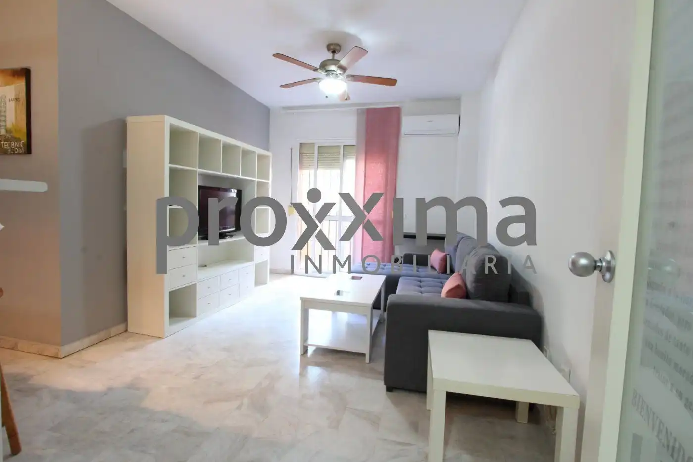 Living room of Flat for sale in  Sevilla Capital  with Air Conditioner, Furnished and Balcony