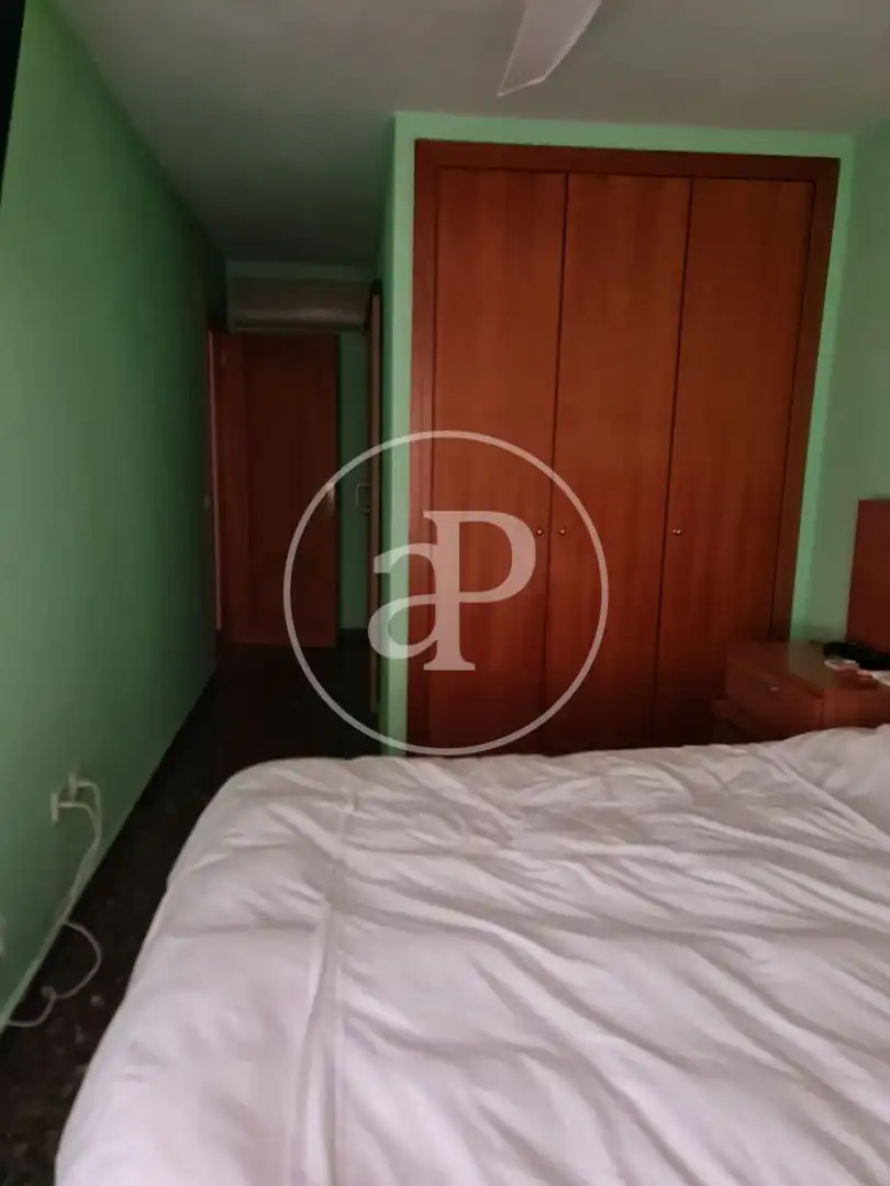 Schlafzimmer von Wohnung zur Miete in Valencia mit Klimaanlage, Heizung und Privatgarten