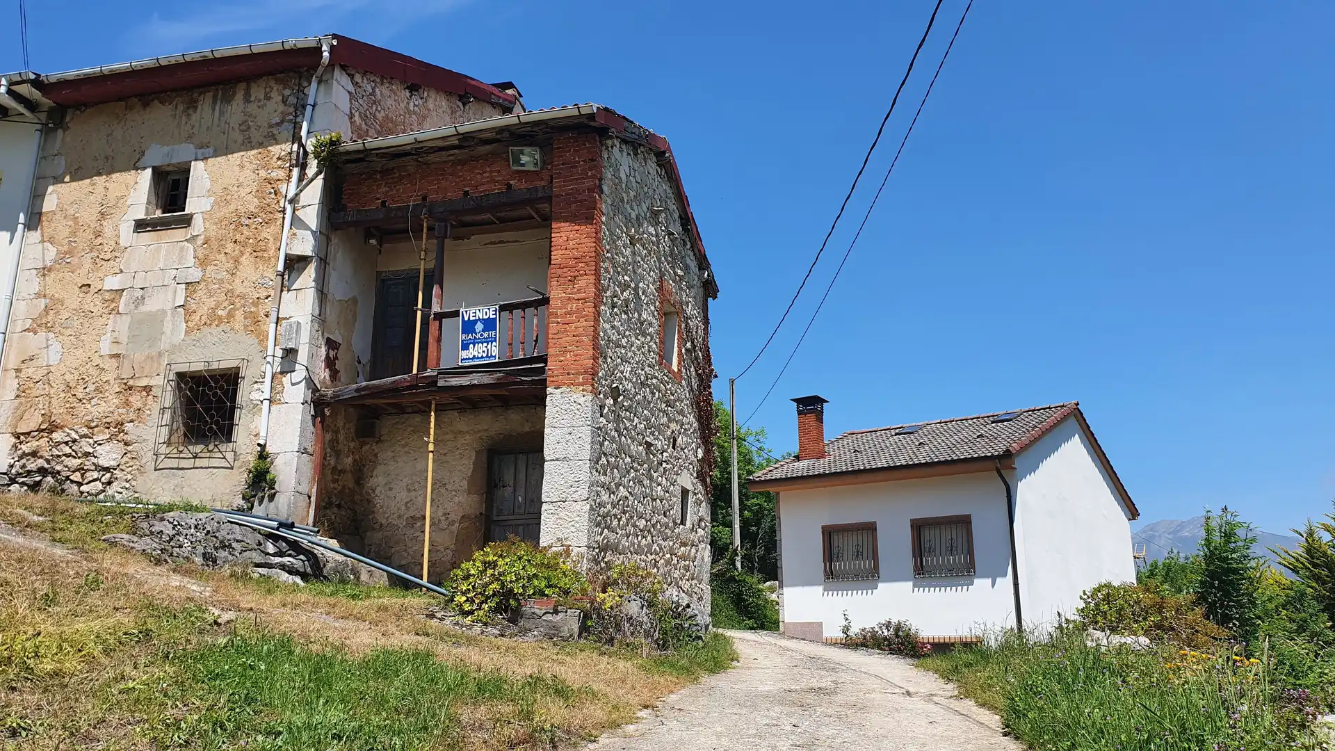 Vista exterior de Casa adosada en venda en Cabrales amb Jardí privat, Traster i Balcó