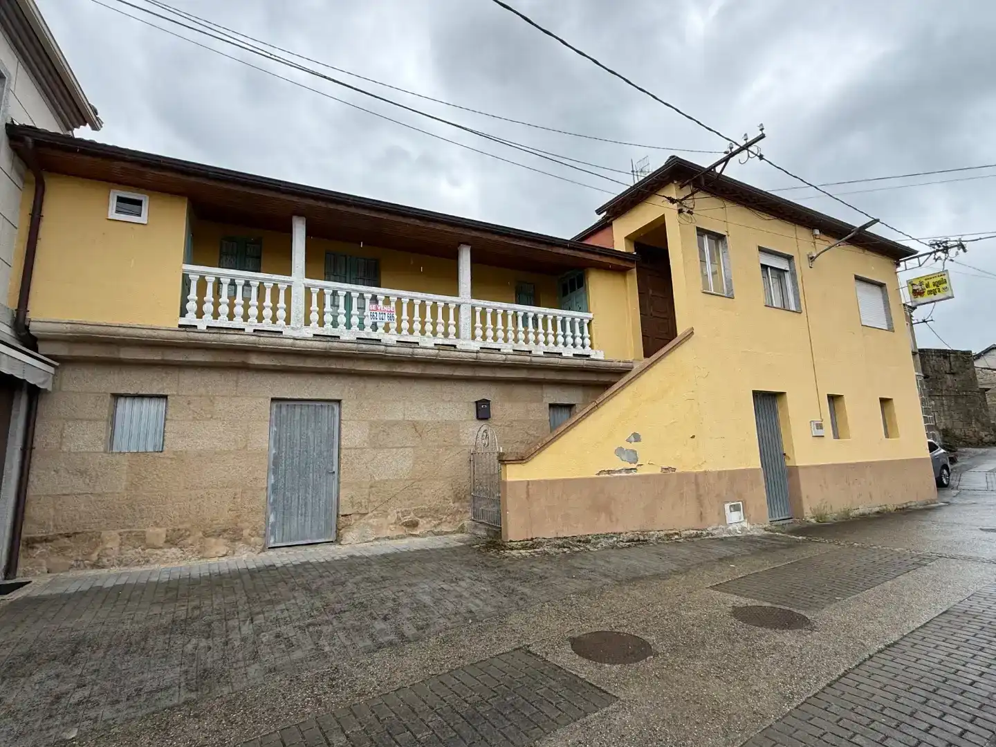 Vista exterior de Casa adosada en venda en Sarreaus amb Traster, Moblat i Balcó