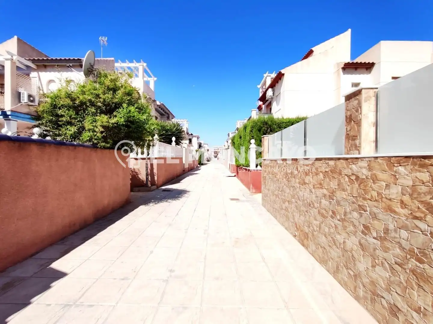 Vista exterior de Casa o xalet en venda en Orihuela amb Aire condicionat, Calefacció i Jardí privat