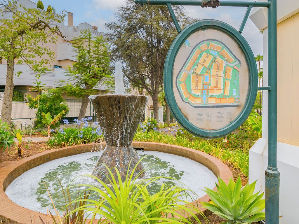 Vista exterior de Dúplex en venda en Marbella amb Piscina