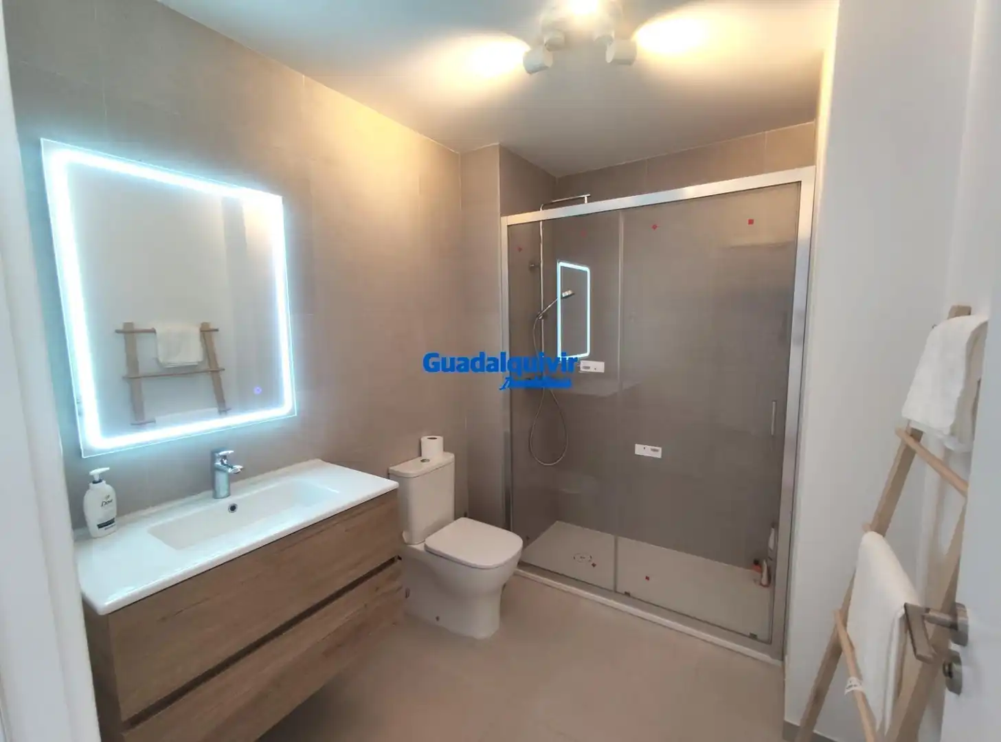 Bathroom of Flat for rent in Camas  with Air Conditioner, Private garden and Terrace
