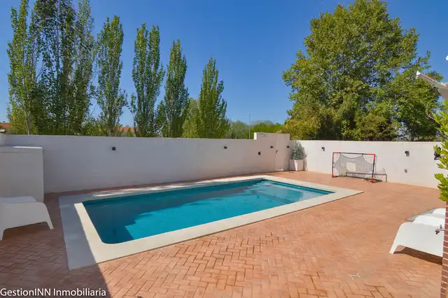 Schwimmbecken von Einfamilien-Reihenhaus zur untervermieten in Villanueva de la Cañada mit Heizung, Privatgarten und Parkett