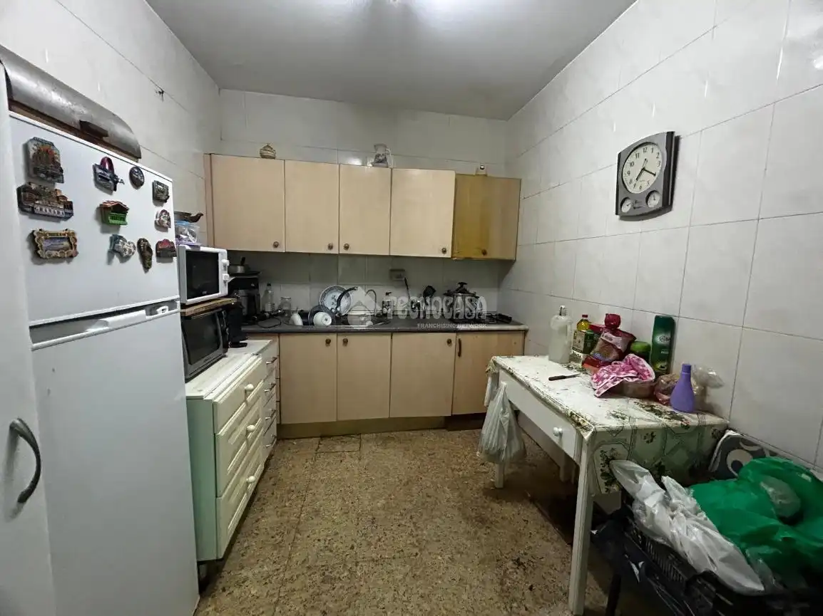 Küche von Einfamilien-Reihenhaus zum Verkauf in La Rinconada mit Klimaanlage und Heizung