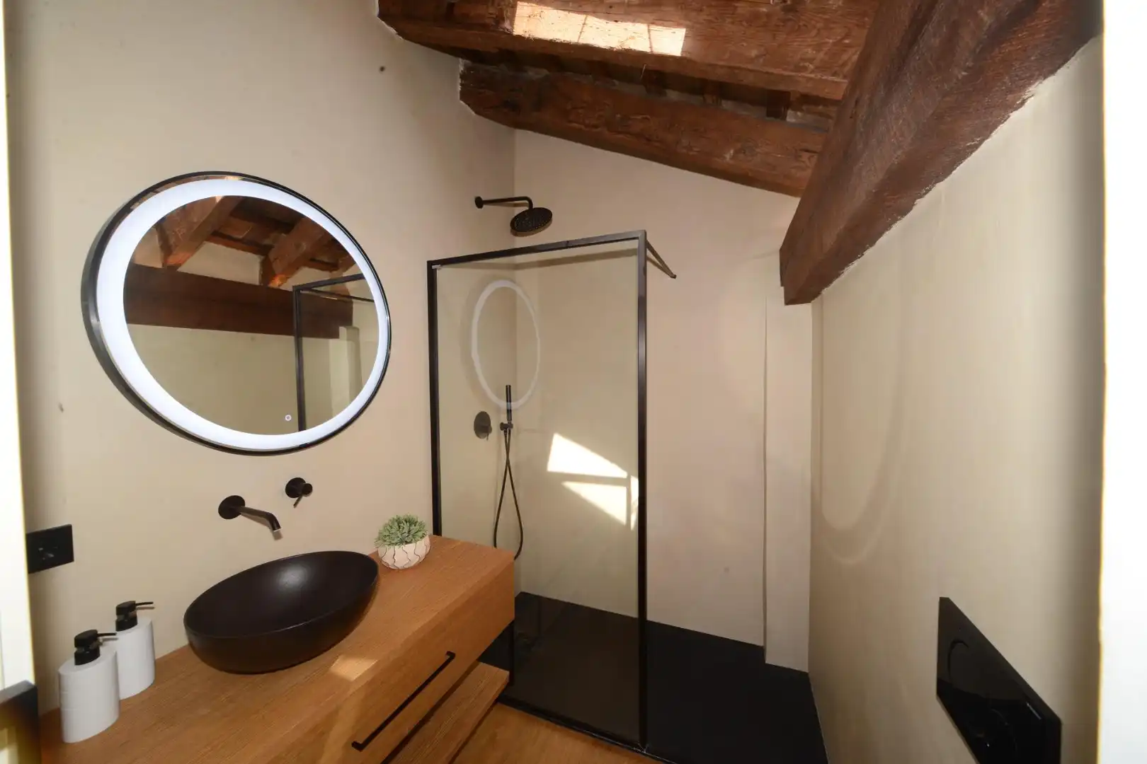 Bathroom of Attic for rent in Valencia  with Heating, Terrace and Storage room