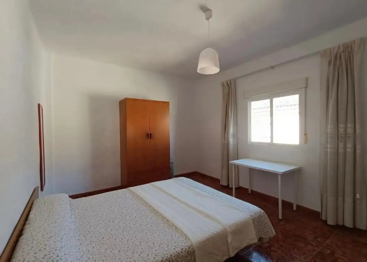 Habitación de Piso de alquiler en Granada con Amueblado y Balcón