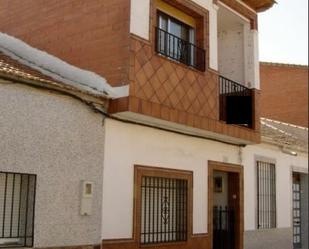 Vista exterior de Casa adosada en venda en Porzuna amb Terrassa, Moblat i Forn