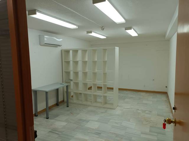 Local comercial en Alquiler en Avenida San Francisco Javier, 9 en La Buhaira