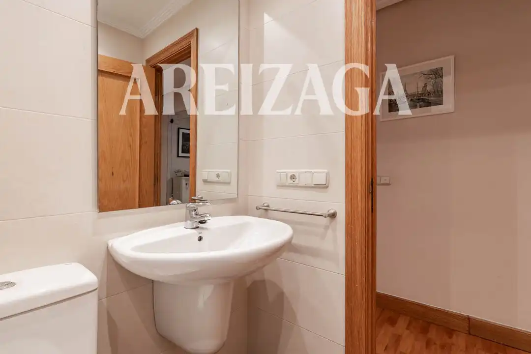 Badezimmer von Wohnung zum Verkauf in Donostia - San Sebastián  mit Heizung und Balkon