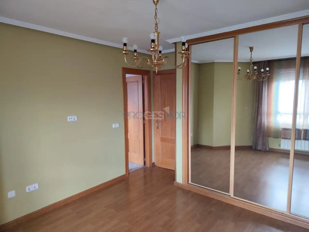 Dormitori de Casa adosada en venda en Valdefresno amb Calefacció, Jardí privat i Parquet