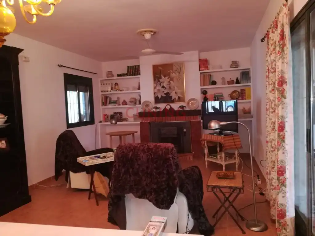 Wohnzimmer von Residential zum Verkauf in Alcuéscar